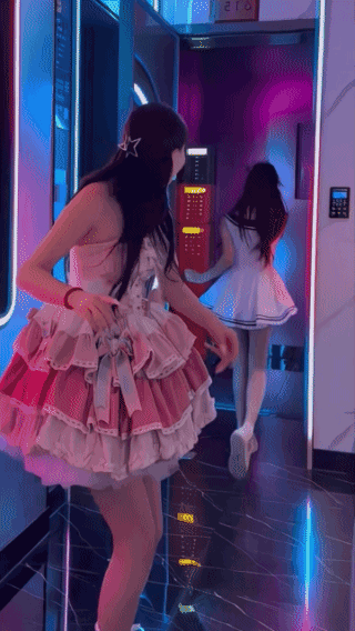 扭头就跑，
她看见谁了？