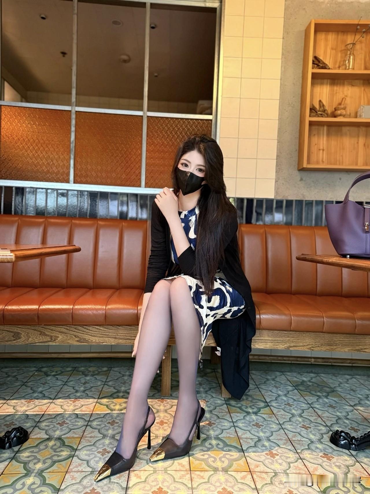 枫叶🍁|“黑色开衫+蓝白挂脖连衣裙+薄丝+小高跟”，氛围感拉满，精致细腻的时尚