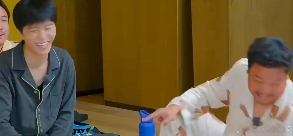 范丞丞贾冰溢出屏幕的父子味儿 这对父子感直接拉满了 冰哥是真把丞丞当儿子宠，贾冰