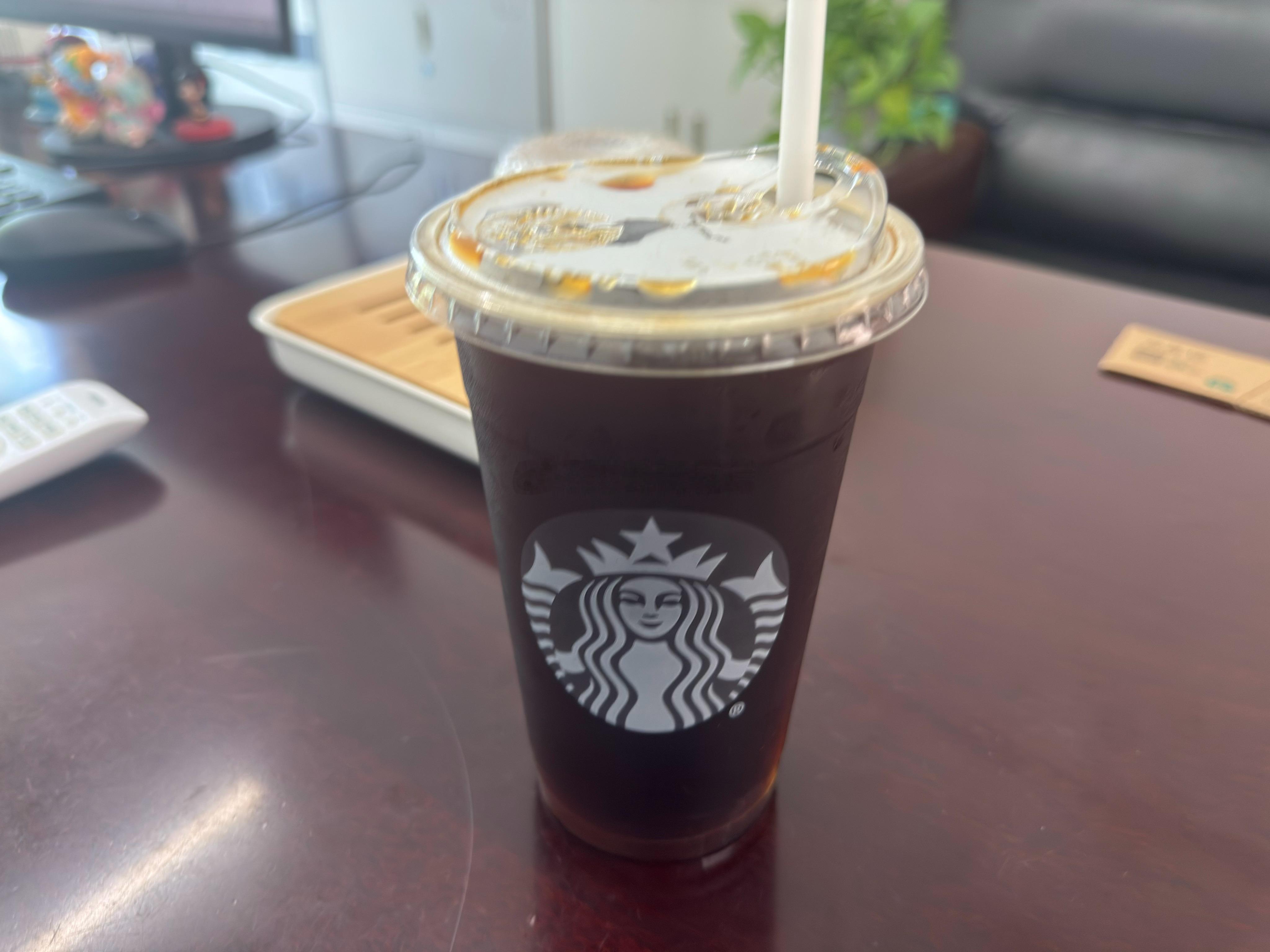 星巴克中国[超话]  一早安排好了两杯咖啡，本想请心仪的同事喝一杯摩卡可可碎星冰