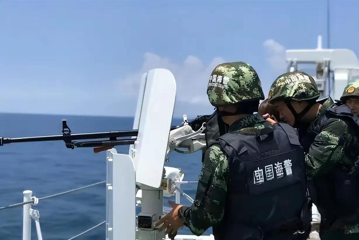 菲律宾武装部队发布的最新照片里，中国海警的突击快艇静静停泊在仁爱礁的潟湖水面。