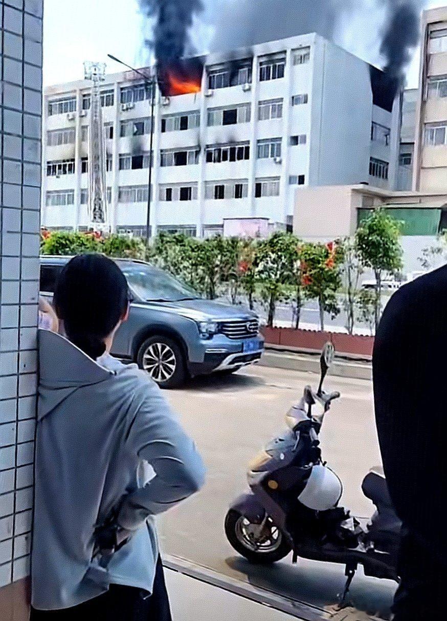 中国大陆广东省中山市肖家村工业区突发大火，这场火灾也太大了，几辆消防车都灭不了，