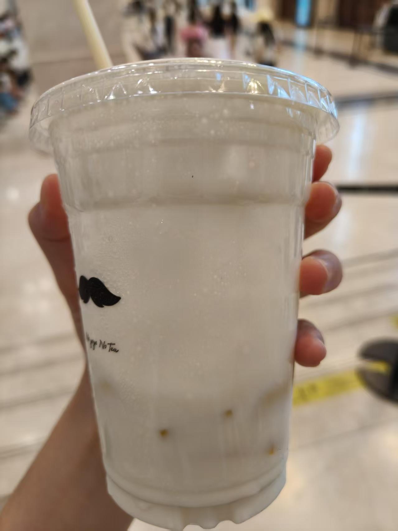 “秋天的第一杯奶茶”于我而言，从不该是社交软件上的一场付款截图竞赛，也不是榨干男