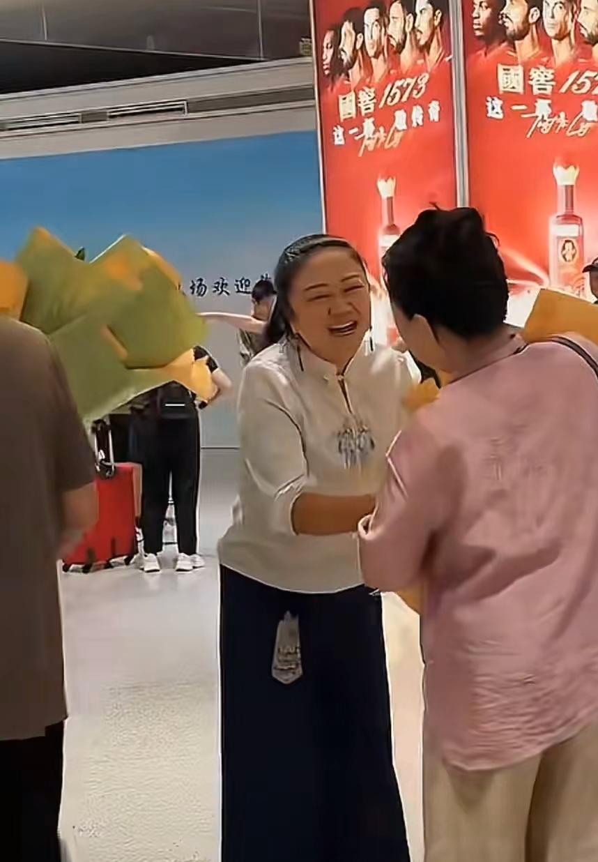 家人们，听说了吗？许妈姚爸昨天终于踏上大美新疆啦！

一下飞机就被当地老乡的热情