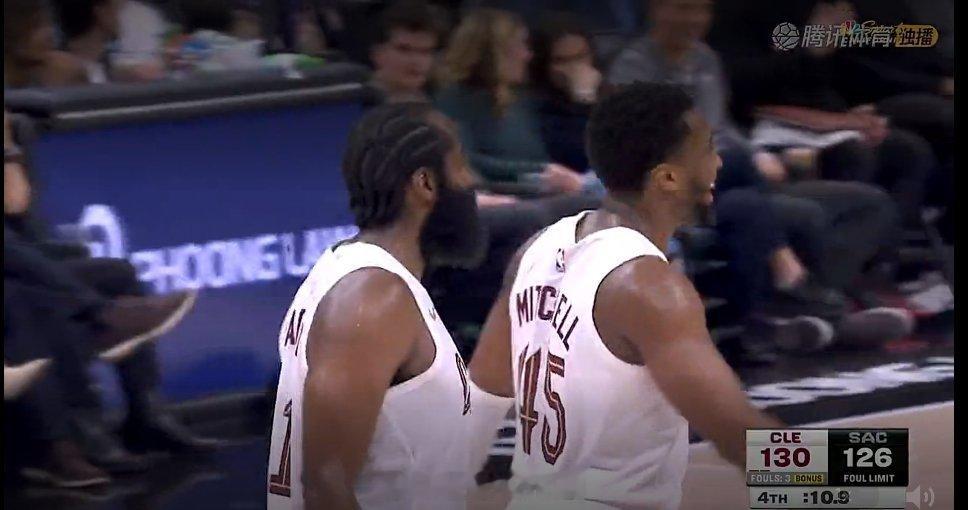 米切尔笑得合不拢嘴了，看来一时半会又走不了了nba常规赛