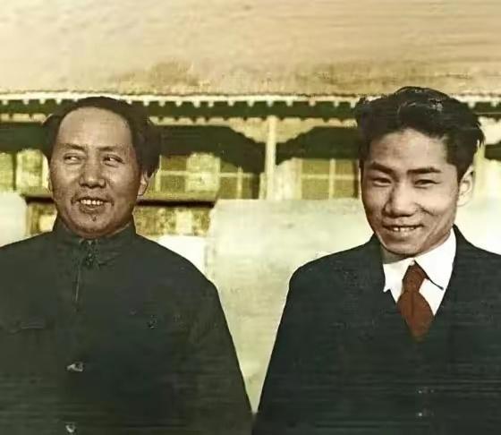 1946年延安，毛岸英自莫斯科归国，父子19年重逢，笑容腼腆。 