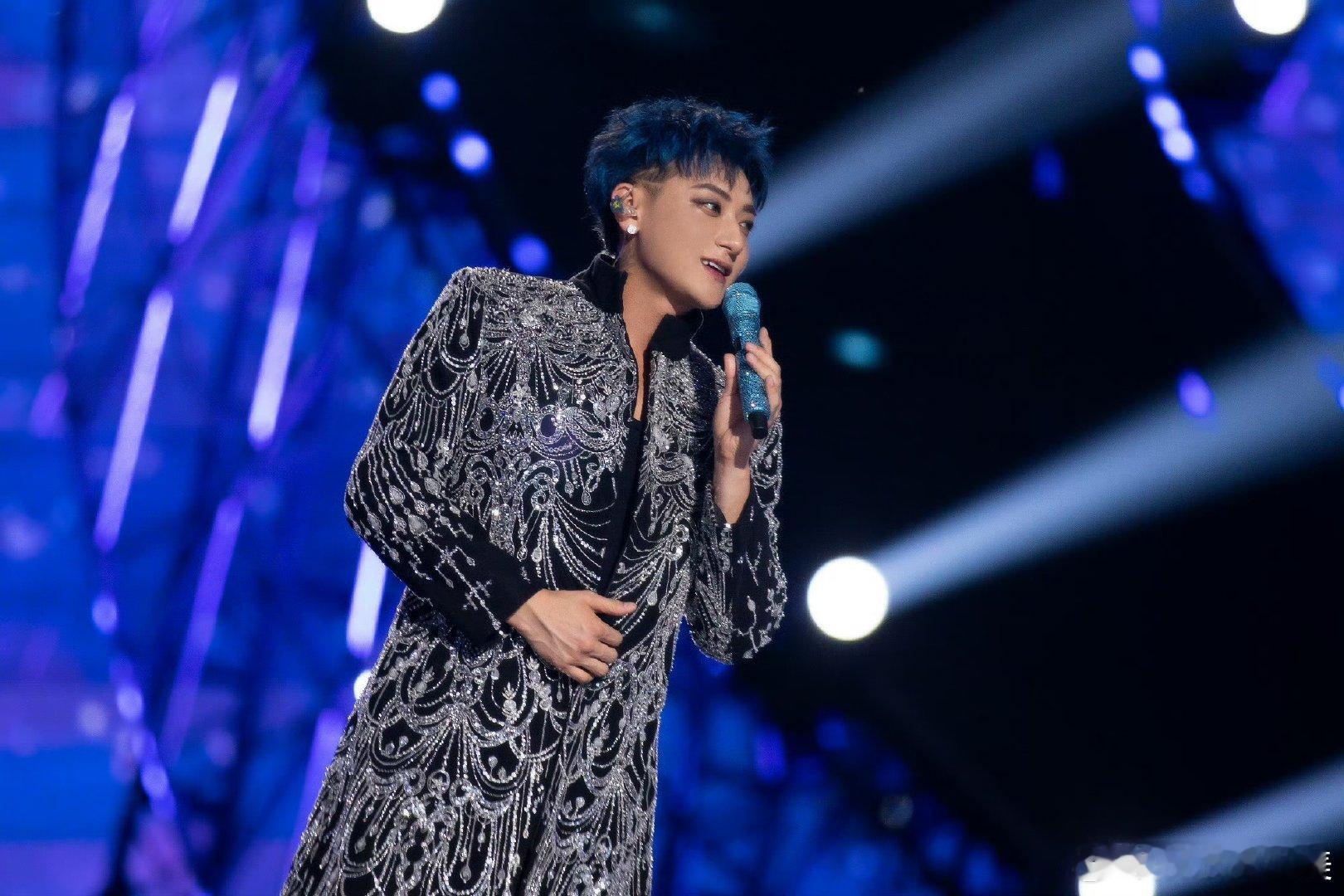 #黄子韬全开麦实力#黄子韬演唱会连唱三首，全开麦真的太稳了，蓝发➕碎钻大衣帅的很