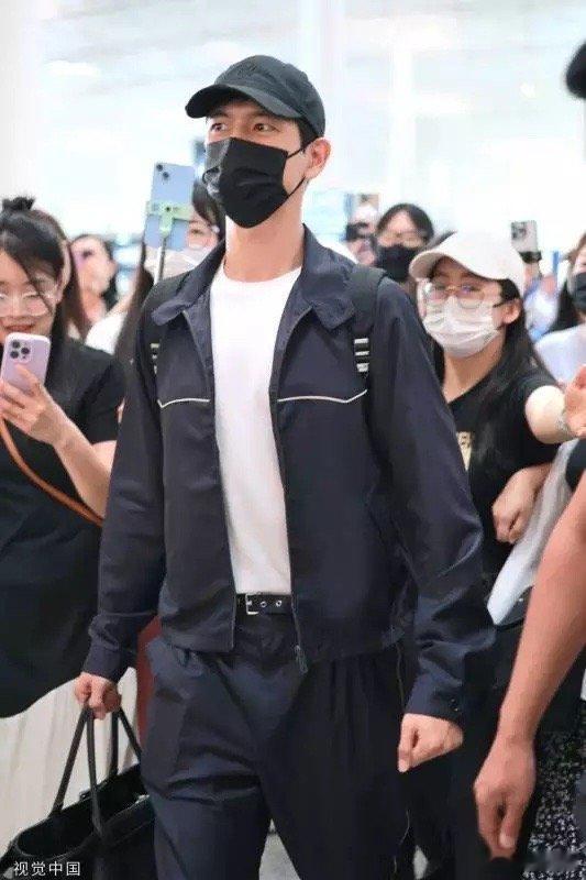 5月23日，李现现身机场，赴戛纳参加《酱园弄》活动，身穿简约休闲套装，戴着口罩都