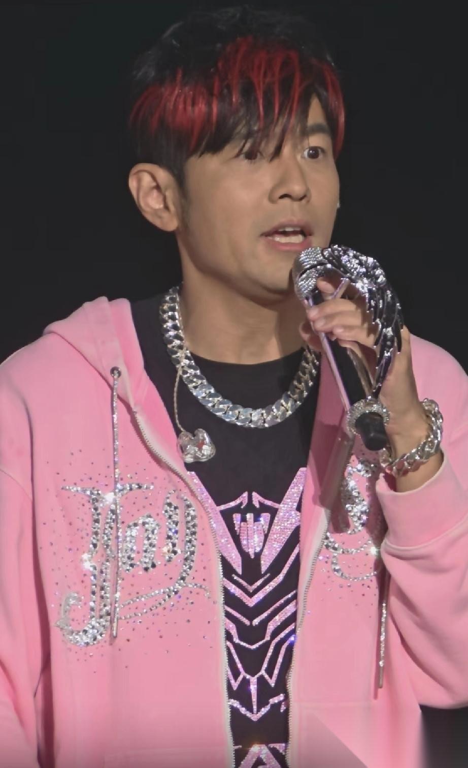 4月4日，周杰伦杭州演唱会第2场，他的脸部状态依然一言难尽，首先他皮肤变黑了好多