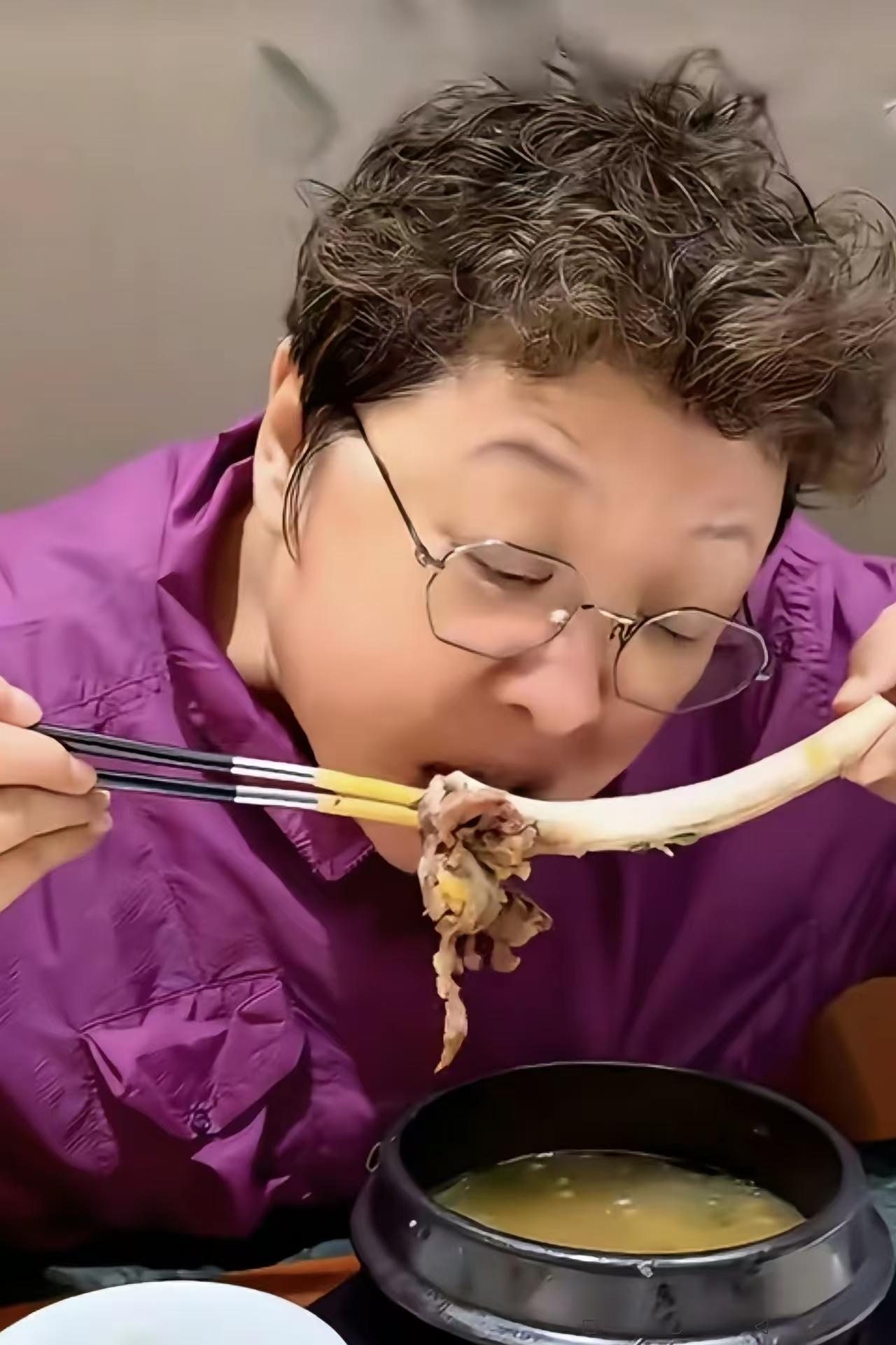 难怪网友调侃；韩大人的体型始终是原地踏步走，多少年都是一动不动，原来吃惹的祸。不