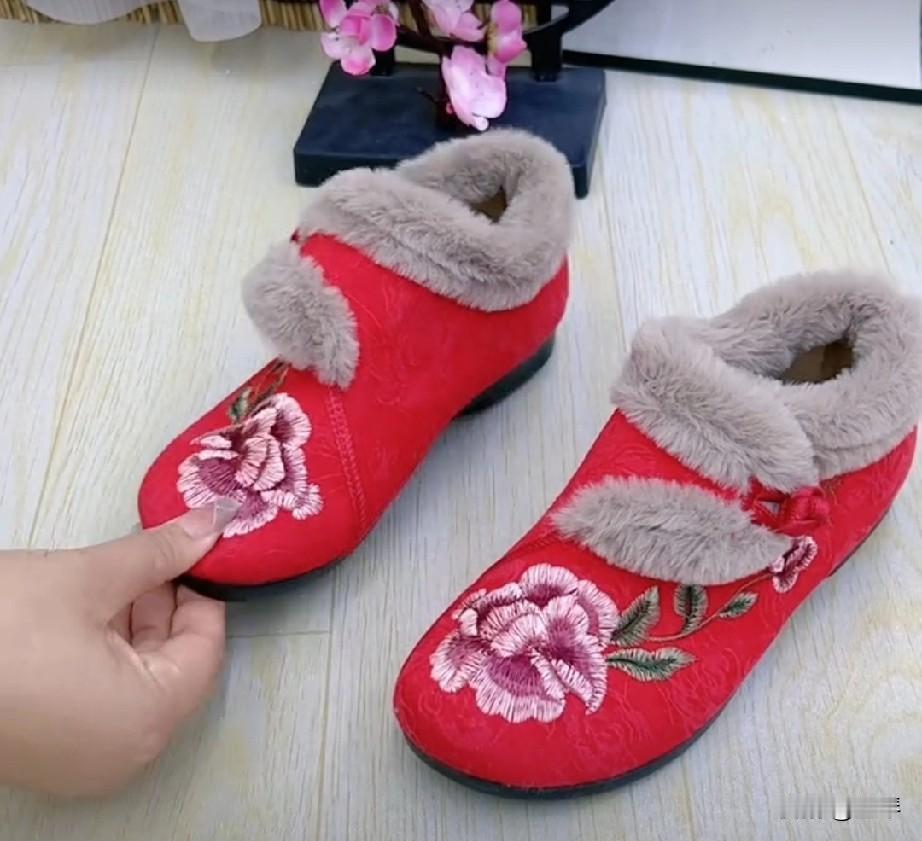 山中稀古木，世上多老年。变老的路上，我们要坦然接受，这是自然规律，遵守就行。
