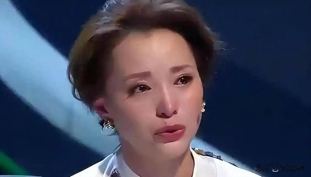 不查不知道，敬一丹葬礼上疑似悄悄现身的董卿，身上担子竟这么重，曾经万众追捧的 “