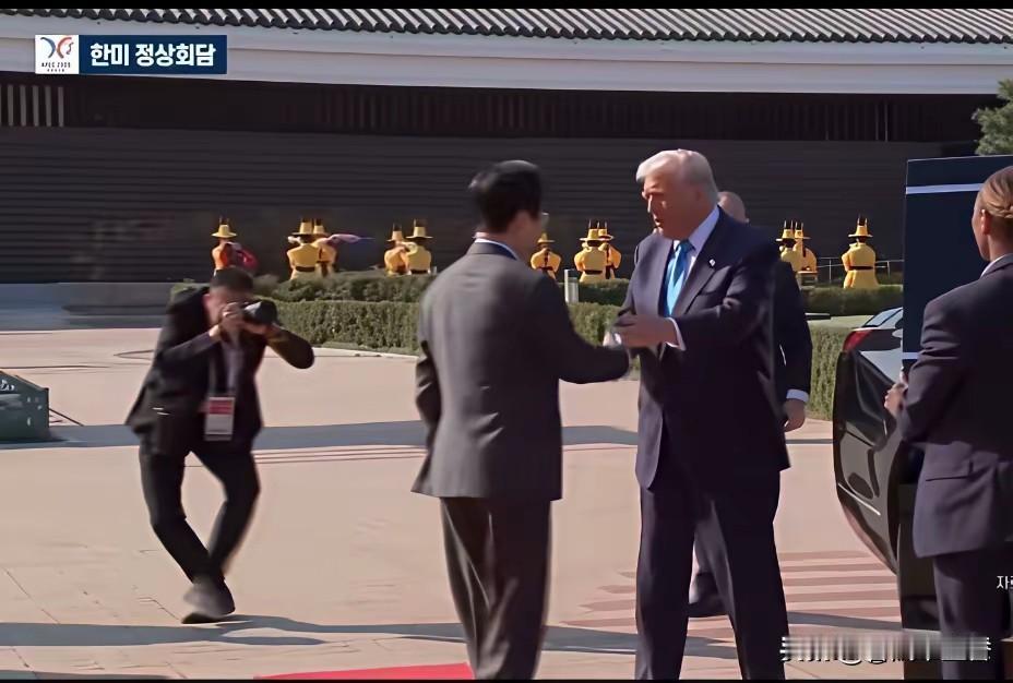 快讯！特朗普到韩那场面可太有看头了，李在明用古装礼仪接待，这阵仗搞得还挺隆重。就