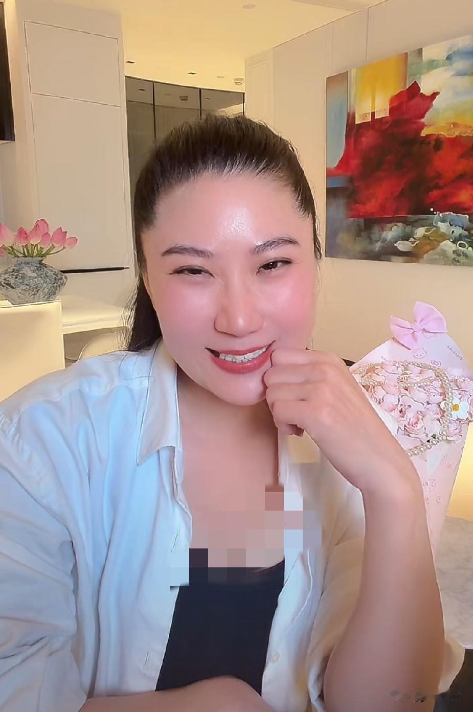 COCO当年跟着四哥的时候身材真是太好了，现在的她确实有点变化，有那么一点点微胖