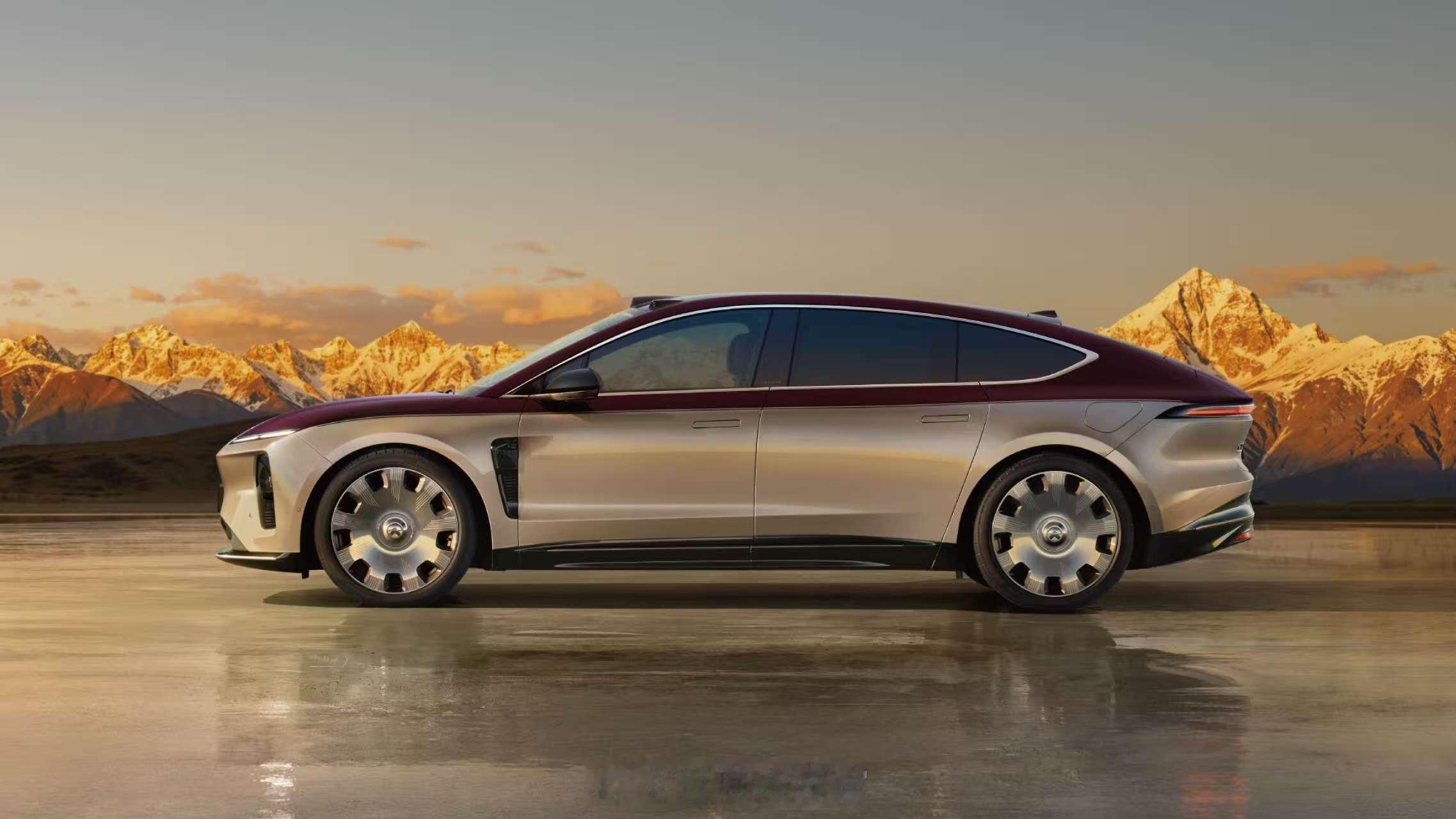 拂晓黎明后，是日照金山。所以，ET9 地平线特别版在推出「拂晓黎明」车色后，又推