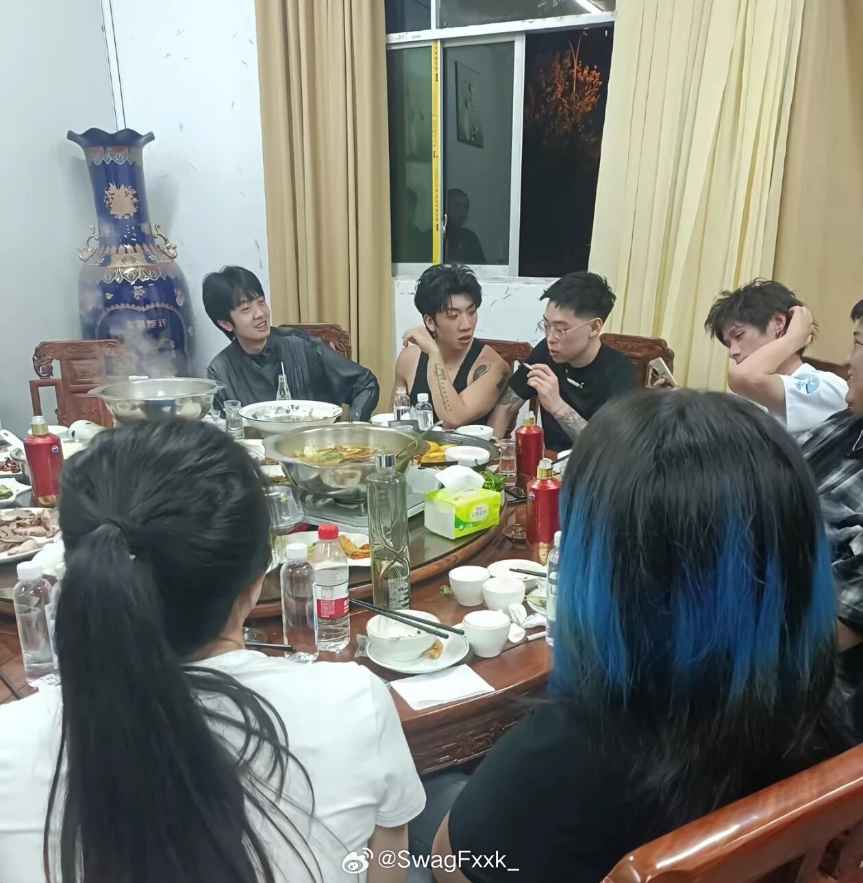 老照片曝光！一家饭店老板家的孩子晒出24年法老、杨和苏、弹壳、姜云升在饭店吃饭的