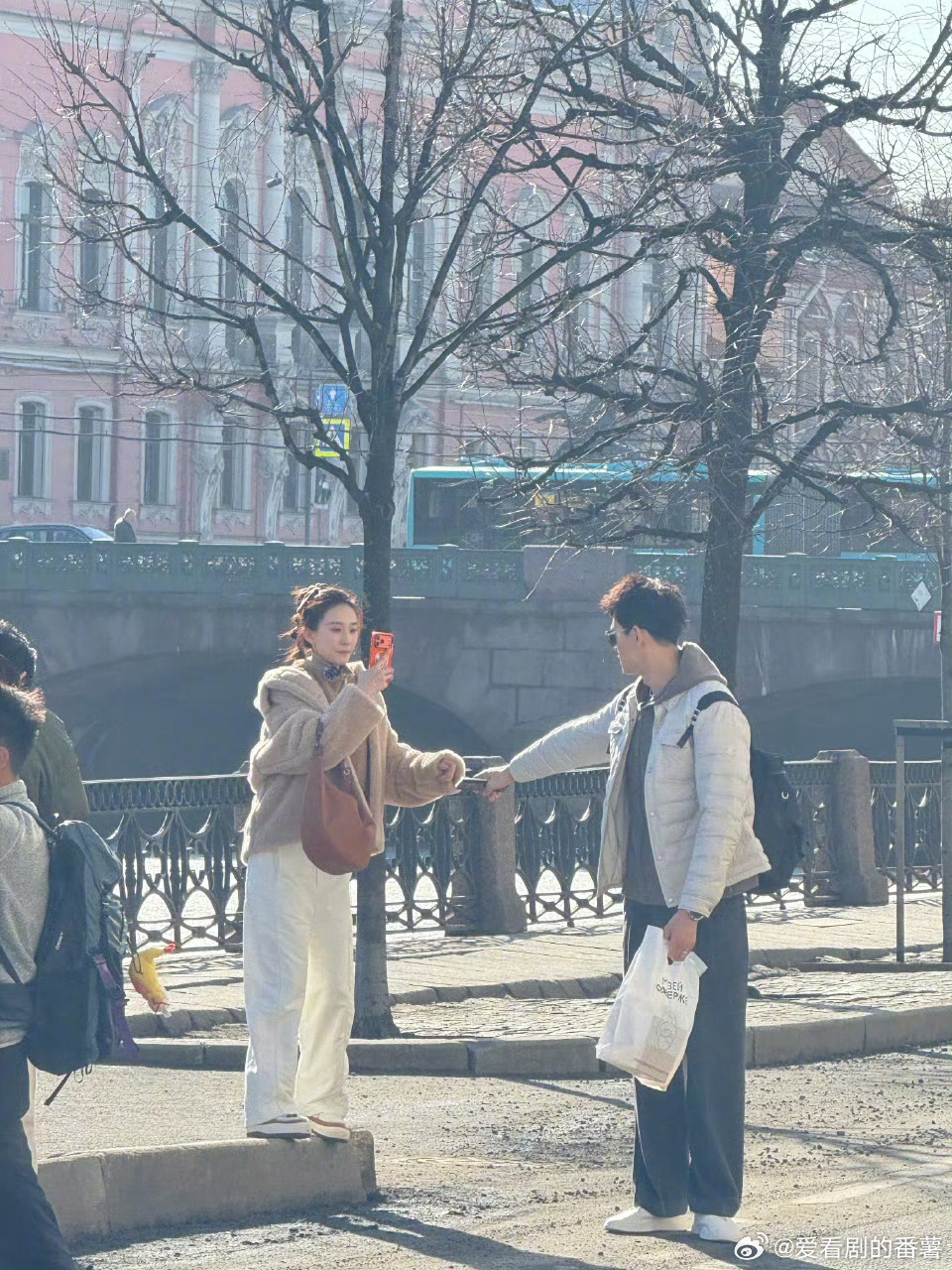 孙杨张豆豆俄罗斯街头牵手举高高他们真的好甜蜜呀，真的太幸福，举高高的动作满是宠溺