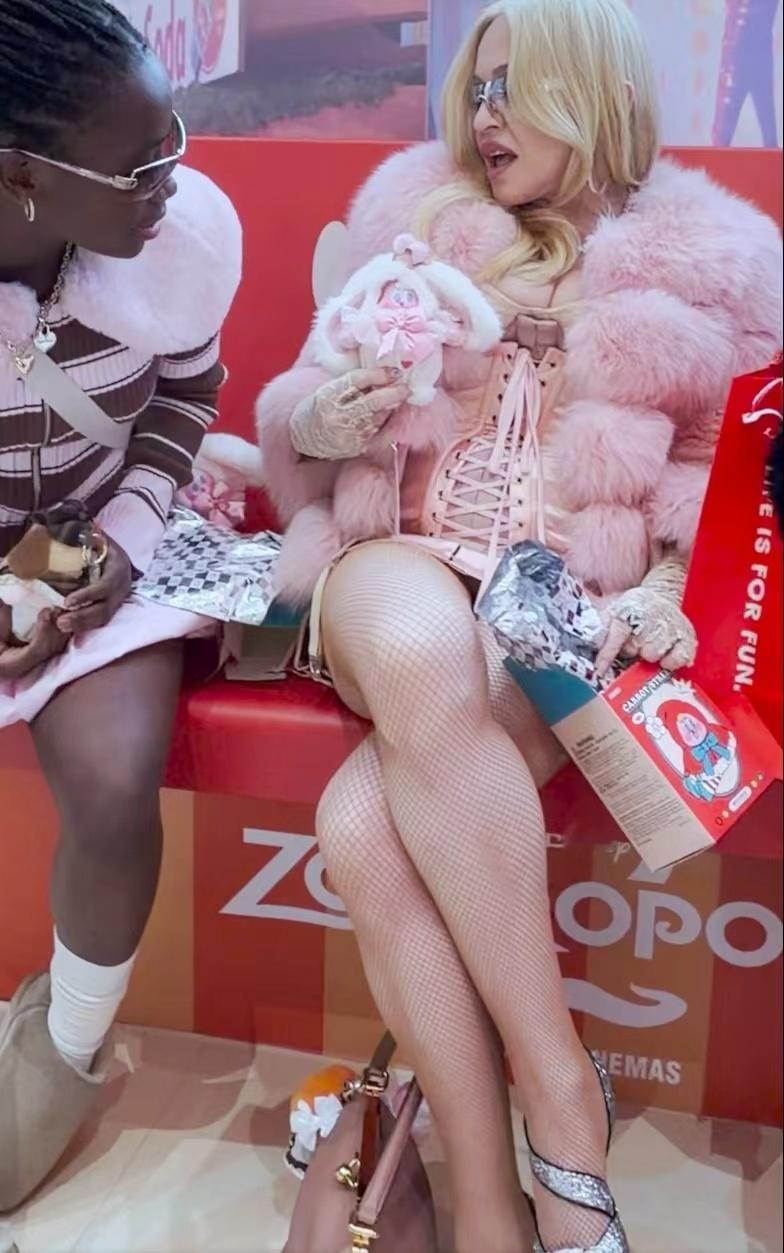 67岁麦当娜街拍状态 67岁，对于麦当娜是新的黄金期。回归华纳，筹备唱跳专辑。逛