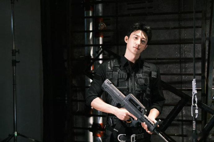 黄景瑜装不过三秒定律黄景瑜的装酷时刻永远坚持不了三秒，不管是拍宣传视频还是拍戏耍