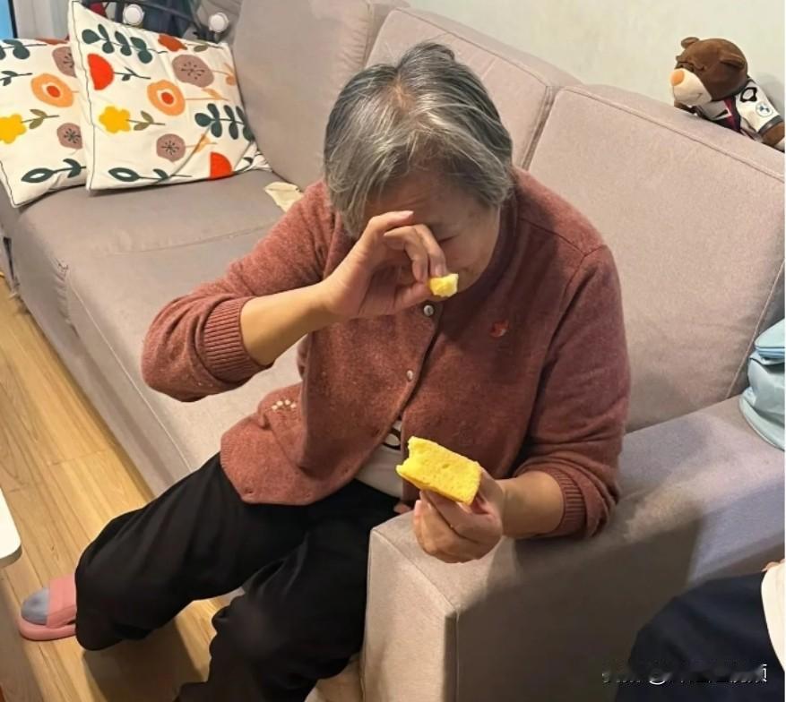 没有退休金，就算有再多的存款，也未必能够安享晚年。咱们算算账啊，如果你一个月有四
