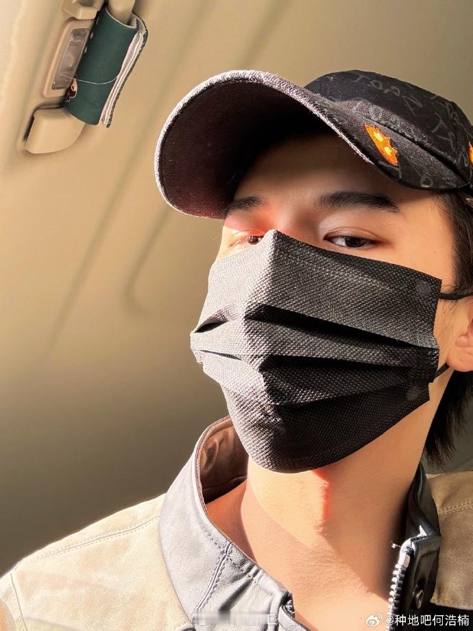 #何浩楠车内自拍##何浩楠车内比赞自拍# 何浩楠车内比赞自拍，阳光之下，帅气绽放