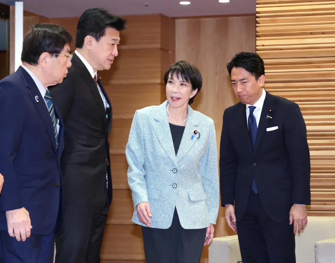 【高市早苗的高支持率是个什么鬼？】《朝日新闻》报道，高市内阁的支持率在10月为6