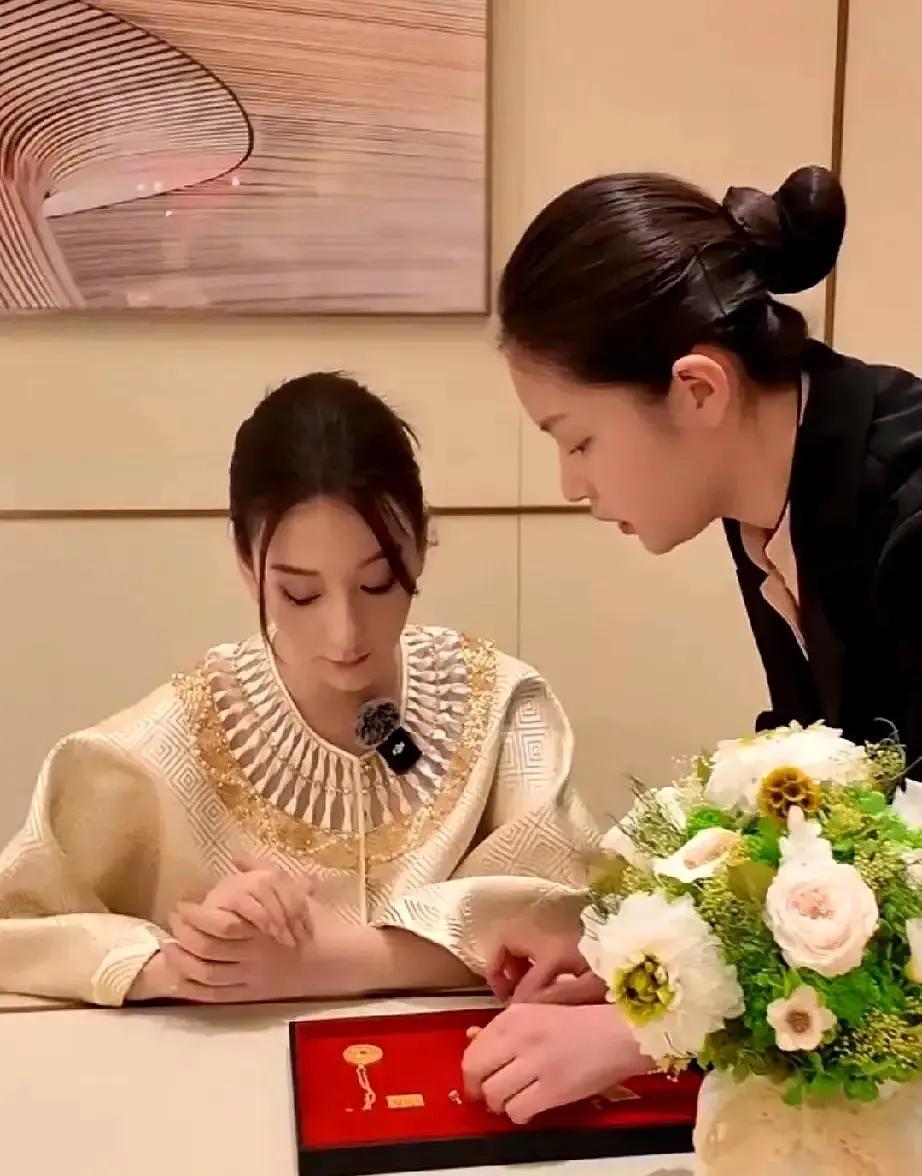 她买金条像买菜，我攒三克过年
 
刷到视频，方媛在上海金店一口气扫走六位数黄金。