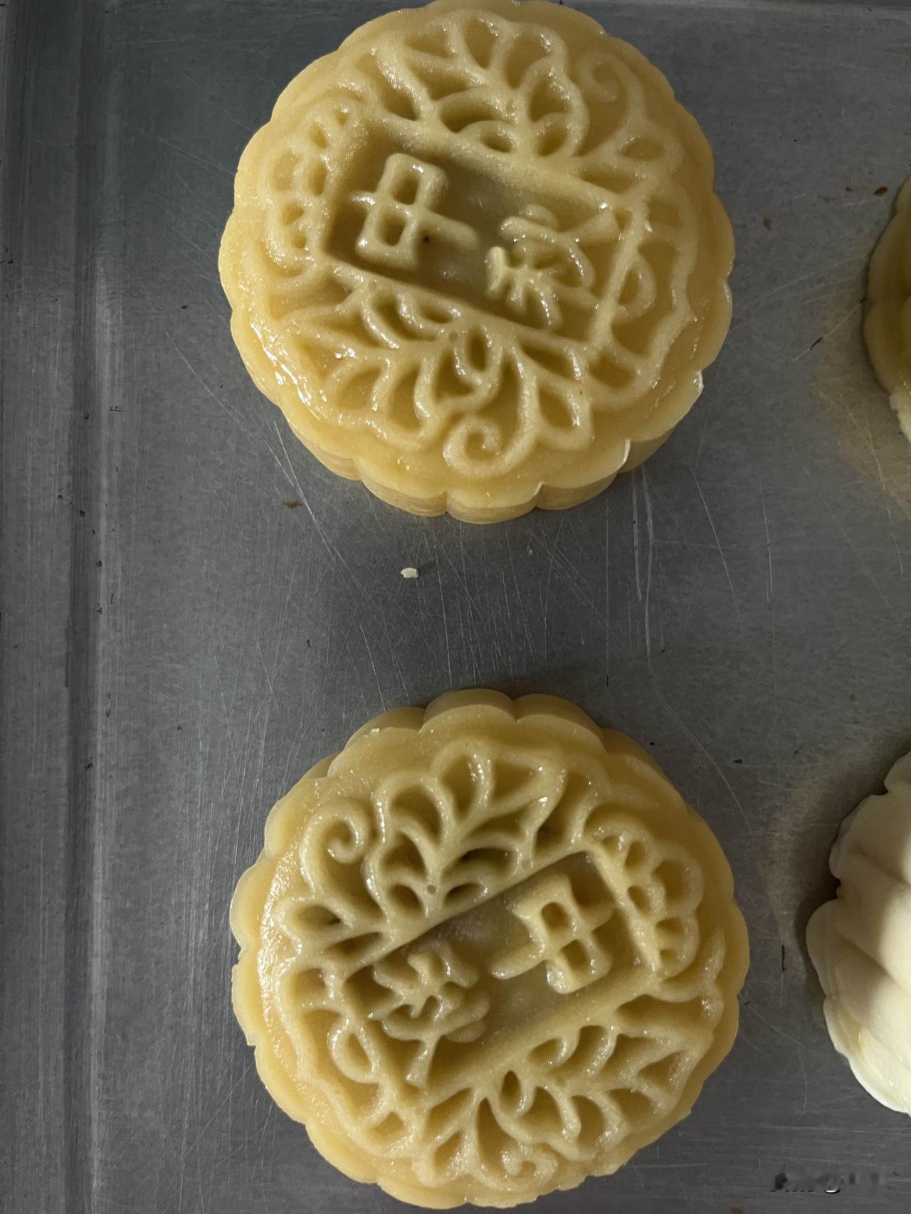 发现没有今年中秋节大家都不买月饼了。

反正我们家族里谁也没买月饼。

以前中秋