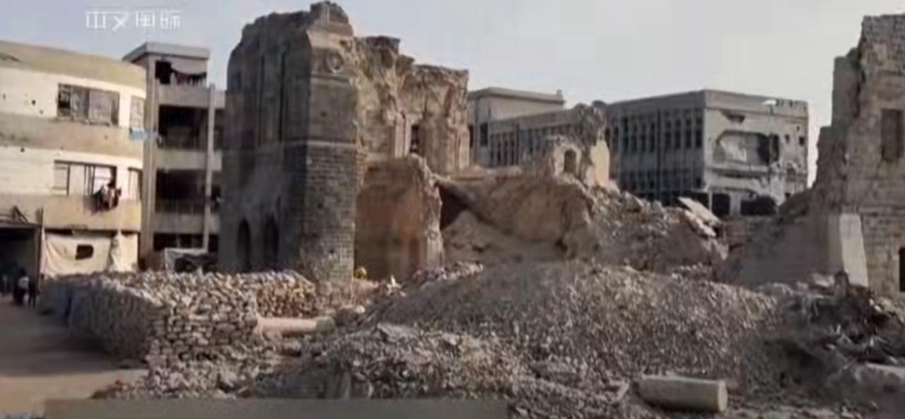 在加沙的断壁残垣间，巴勒斯坦民众正徒手与时间赛跑，抢救被战火摧毁的历史遗迹。曾经