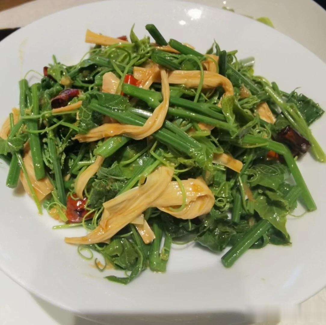 #晒晒我的拿手菜# #秋日生活打卡记# 
新鲜食材是对美食的致敬
而尝遍所有美味