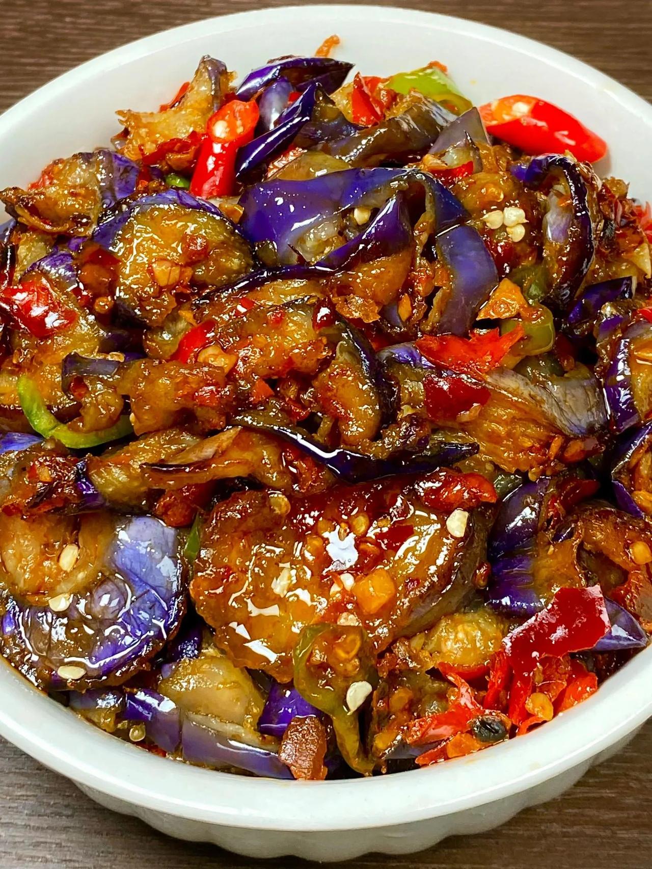 茄子里面加剁椒!保证你们多炫两碗饭!!!
做法：
1、茄子切片加盐抓匀腌制15分
