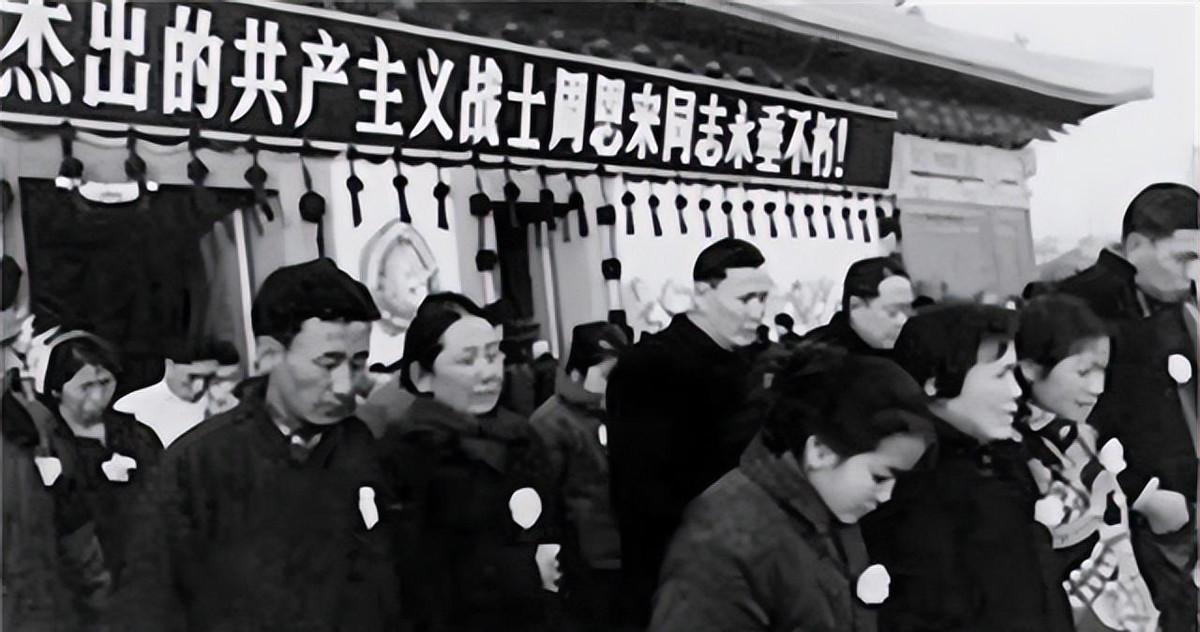周总理骨灰为何抛撒三十年未公开，邓颖超一句话曾道出背后真实原因？
1984年初的