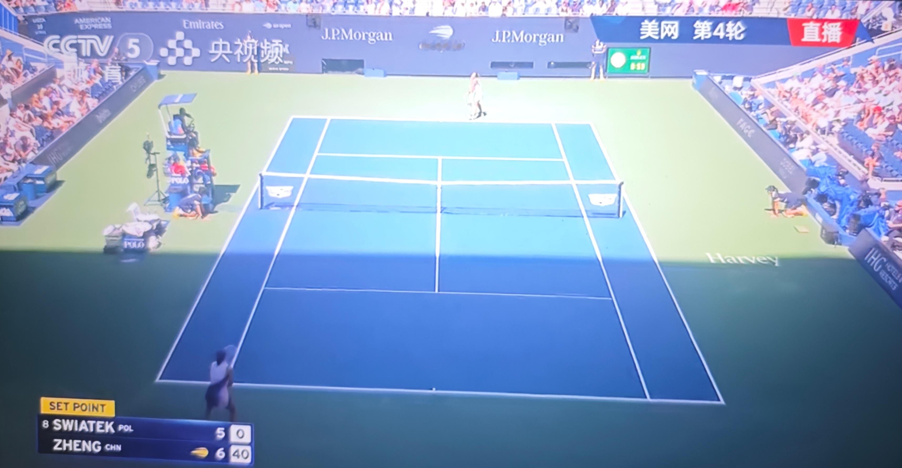 郑钦文vs斯瓦泰克奇迹再次上演，让5追7，不可思议第一盘，开始就打得荒腔走板，和