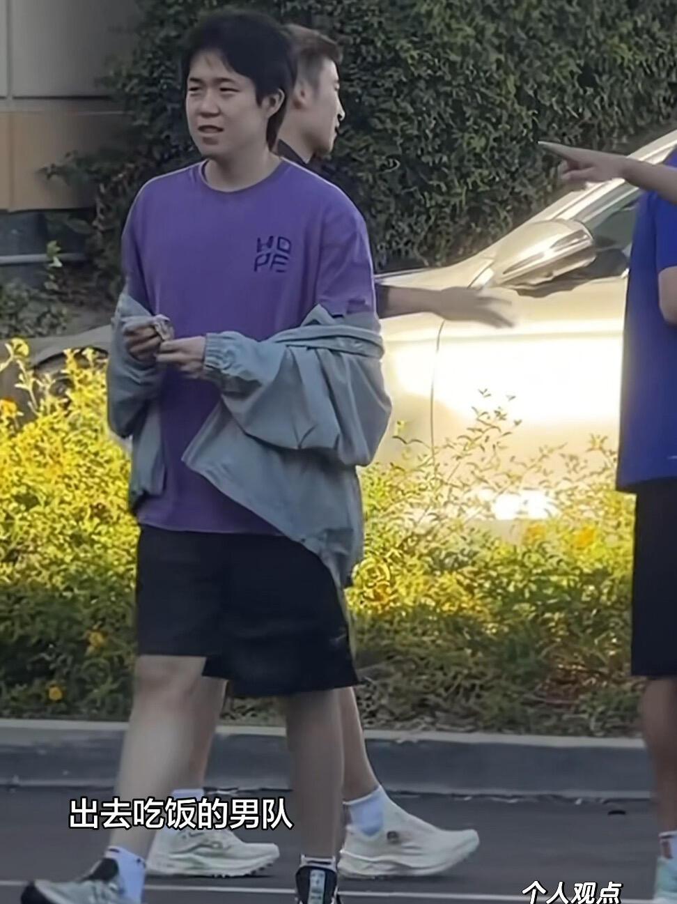 楚钦真开心，丝毫不影响心情，氛围好，庆祝小温小袁夺冠，看到王队长又出去和小伙伴吃
