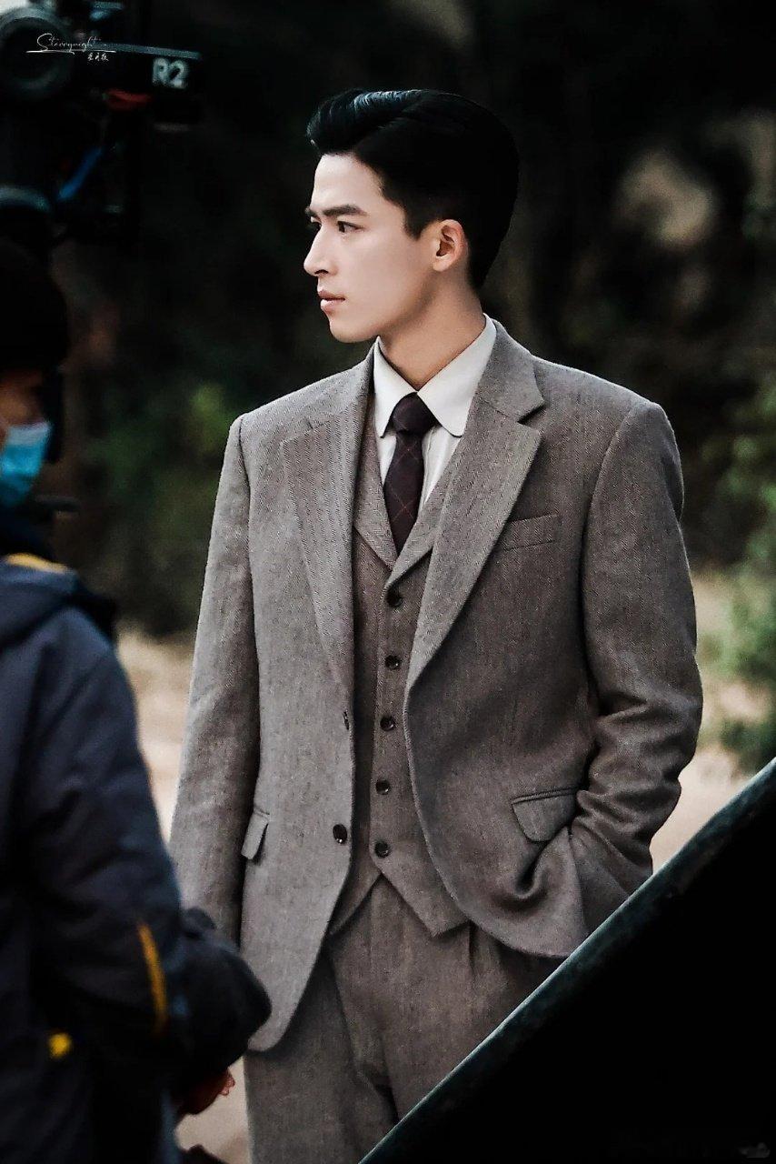 王星越在探案这条路上走到民国了 王星越暗影侦探关岑笔挺西装民国质感拉满谁懂王星越