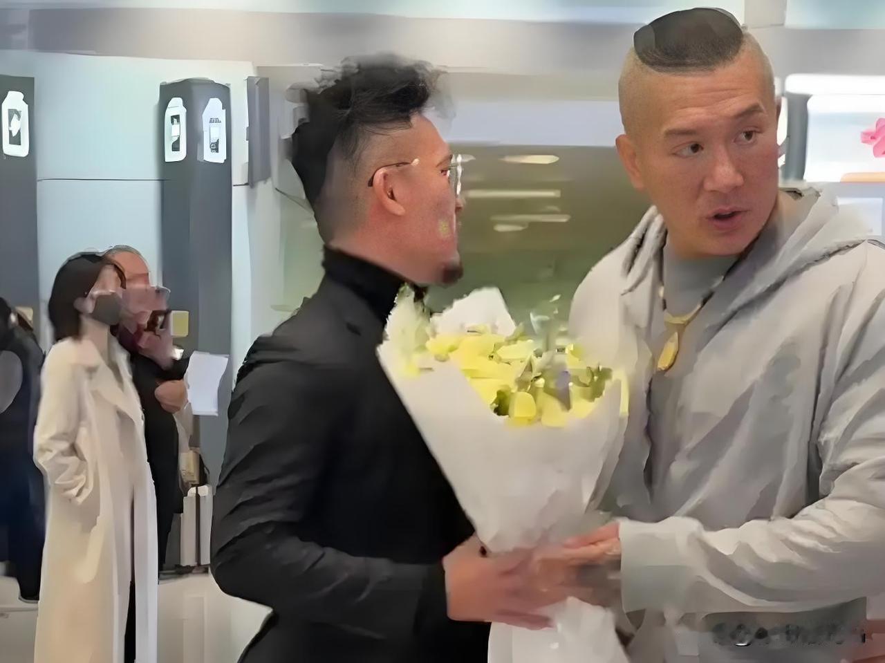 阿馆回台湾下机后失望了
因为来的都是支持他的人
什么青鸟啊、黑熊啊一个影子都不见