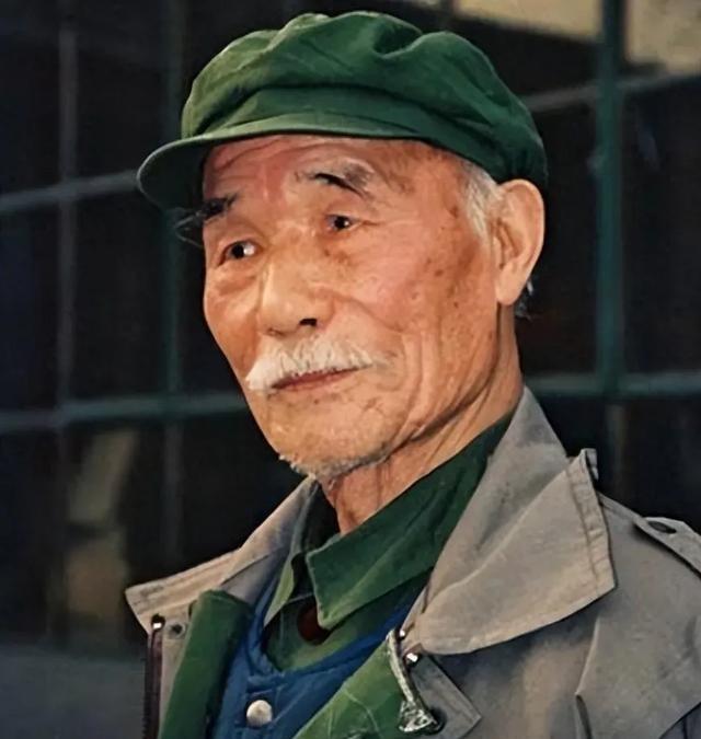 1978年，原华北军区副参谋长孙毅 中将 外出理发，理完发后感觉还太长，让理发师