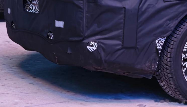 小米汽车最新谍照，这大屁股，估计是大型增程SUV，YU9？放大之后，屁股下有排气