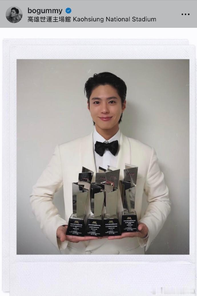 朴宝剑 麦完你的麦你的这梗绝了，他一会儿和 IU 贴贴自拍，一会儿和金裕贞比心，