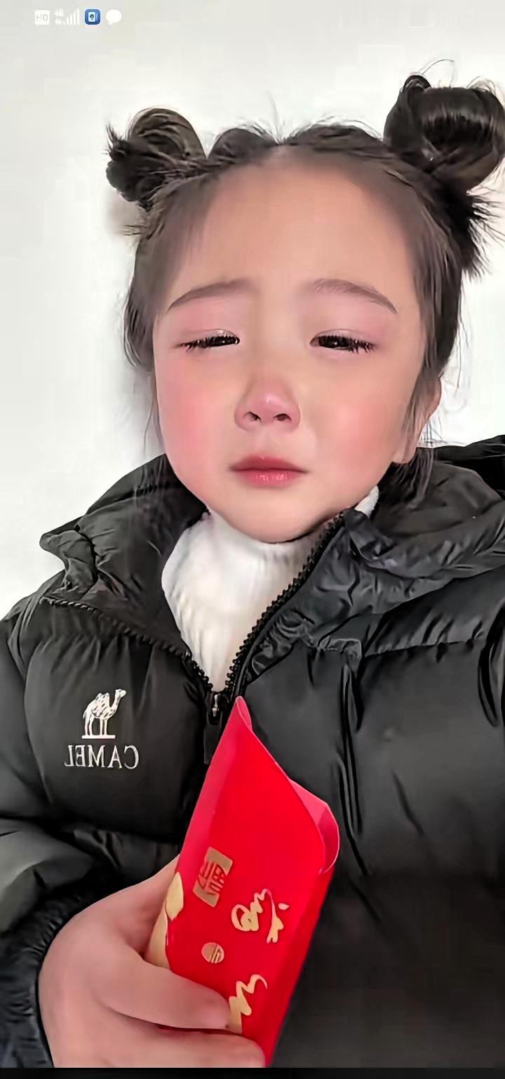 伤心难过！外孙女伤心地哭着向外公诉苦，说自己把外公给的红包搂着睡觉，醒来后发现里