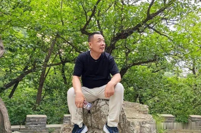 于东来（直播间），在全社会对房地产“谈虎色变”时，发出进入房地产的信号，“底牌”