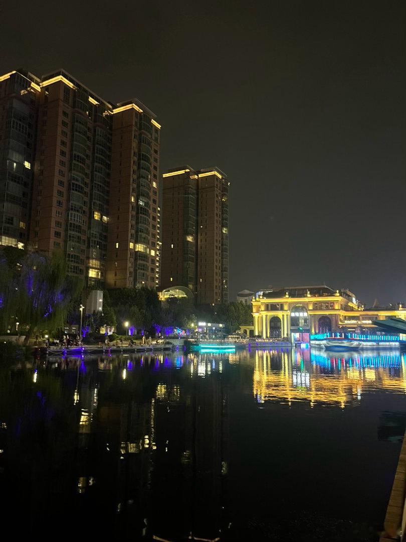 亮马河边🌃🍹夜景就是适合自拍，我可没喝酒，怕胖抬头一看，对面是四季，问服务员