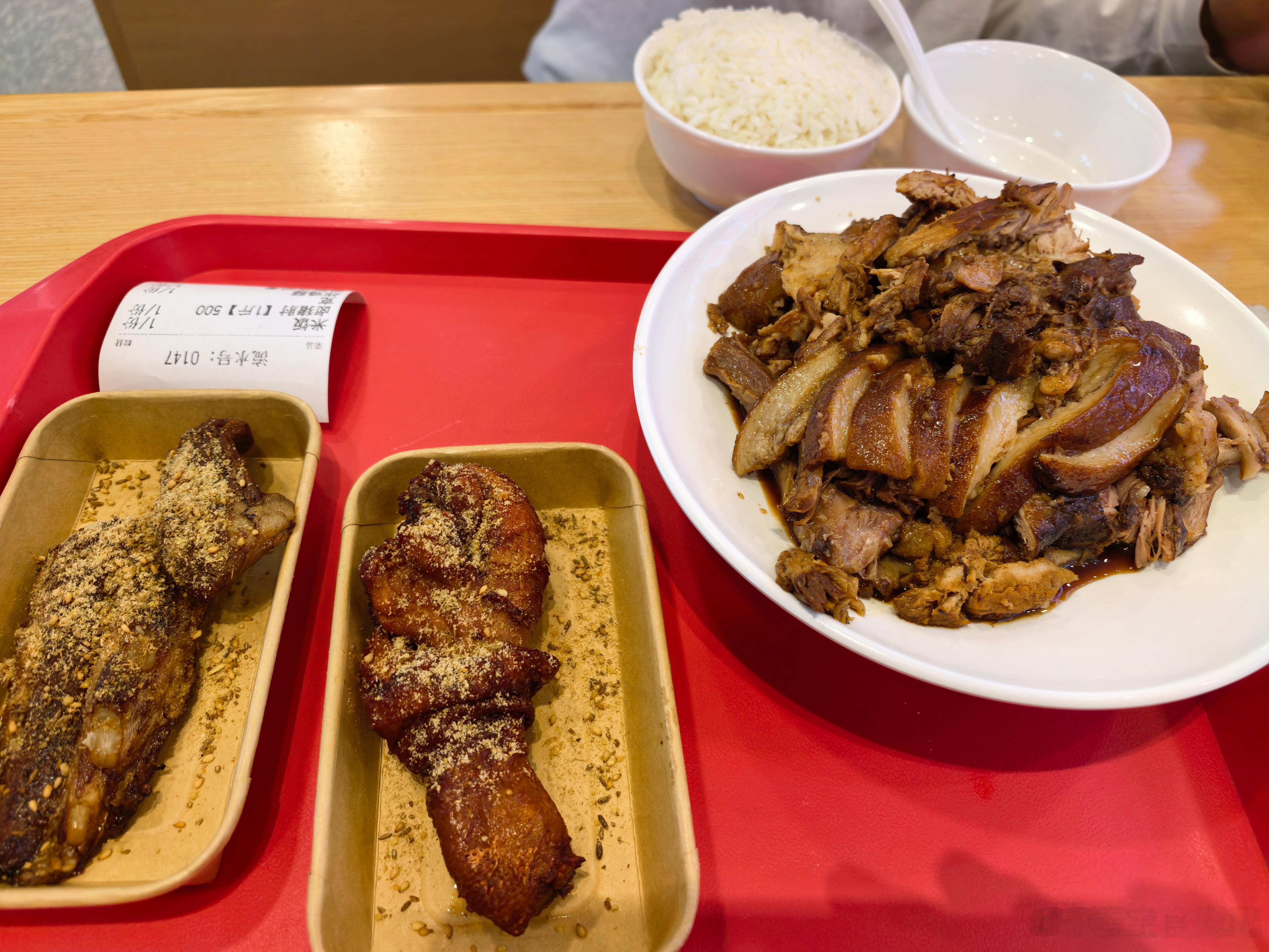 我的美食日记 国庆假期结束了，儿子晚上6点前要返校。逛完超市我们就近挑了一家快餐