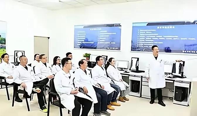 太残忍了！在内蒙古赤峰市，一名资深放射科医生因嫉妒女主任的职位，竟长期在她的饮水