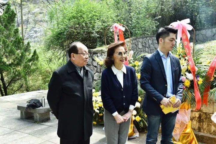 当年蒋孝严携妻带子祭拜亡母，蒋孝严章亚若也算是母子情缘浅了。蒋孝严才5个月大时，