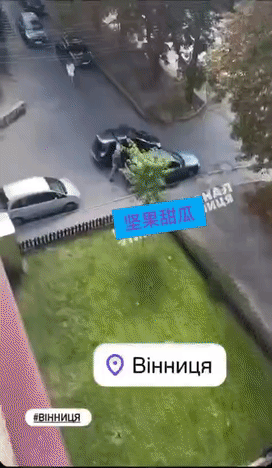 在乌克兰文尼察，征兵办正要拉一个壮丁进入车里，一群妇女人赶来，用铲子和扫帚一阵猛