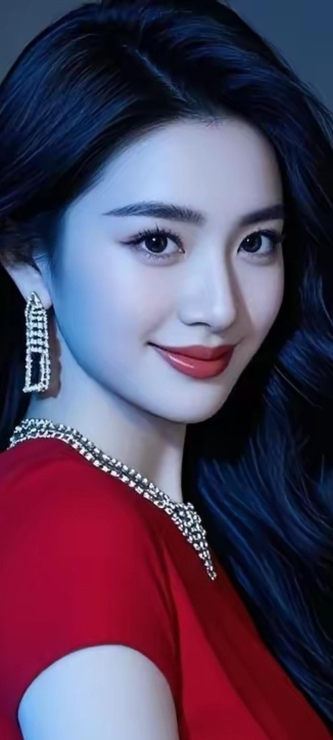 优雅红衣，闪耀珠宝，尽显迷人魅力！💃✨