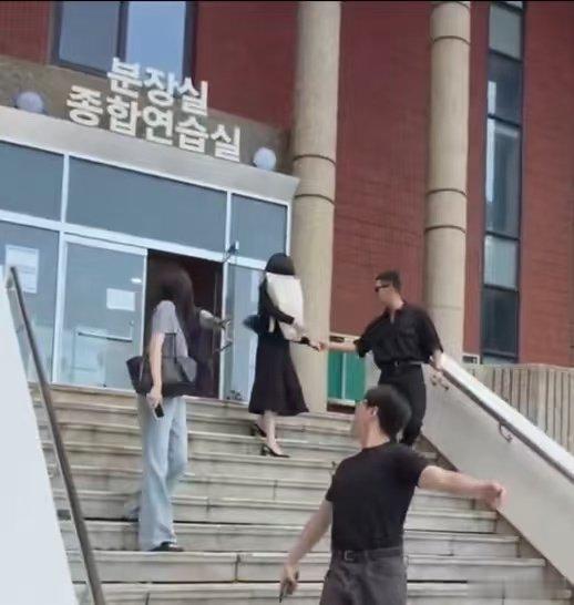 Tiffany卞耀汉婚后首次同框Tiffany卞耀汉婚后首次同框！Tiffany