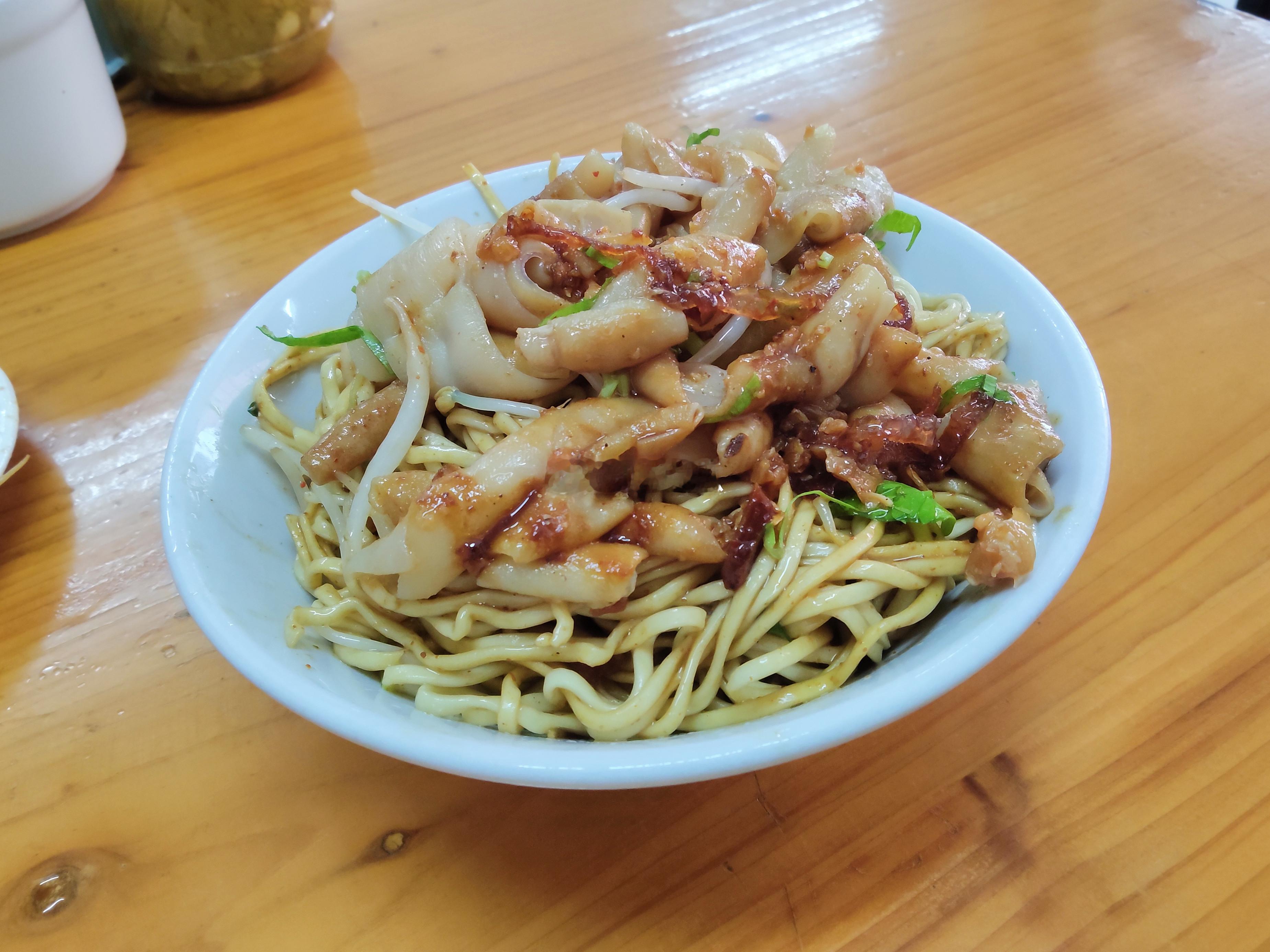 揭阳市区的一家店，清晨吃牛腩干面的也是少见，现在内卷得这些店都要玩时间差了吗，比