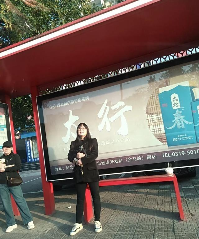 今早六点我就在沙河市公交公司门口等车，结果干等一小时愣是没见着半辆公交车影子。打